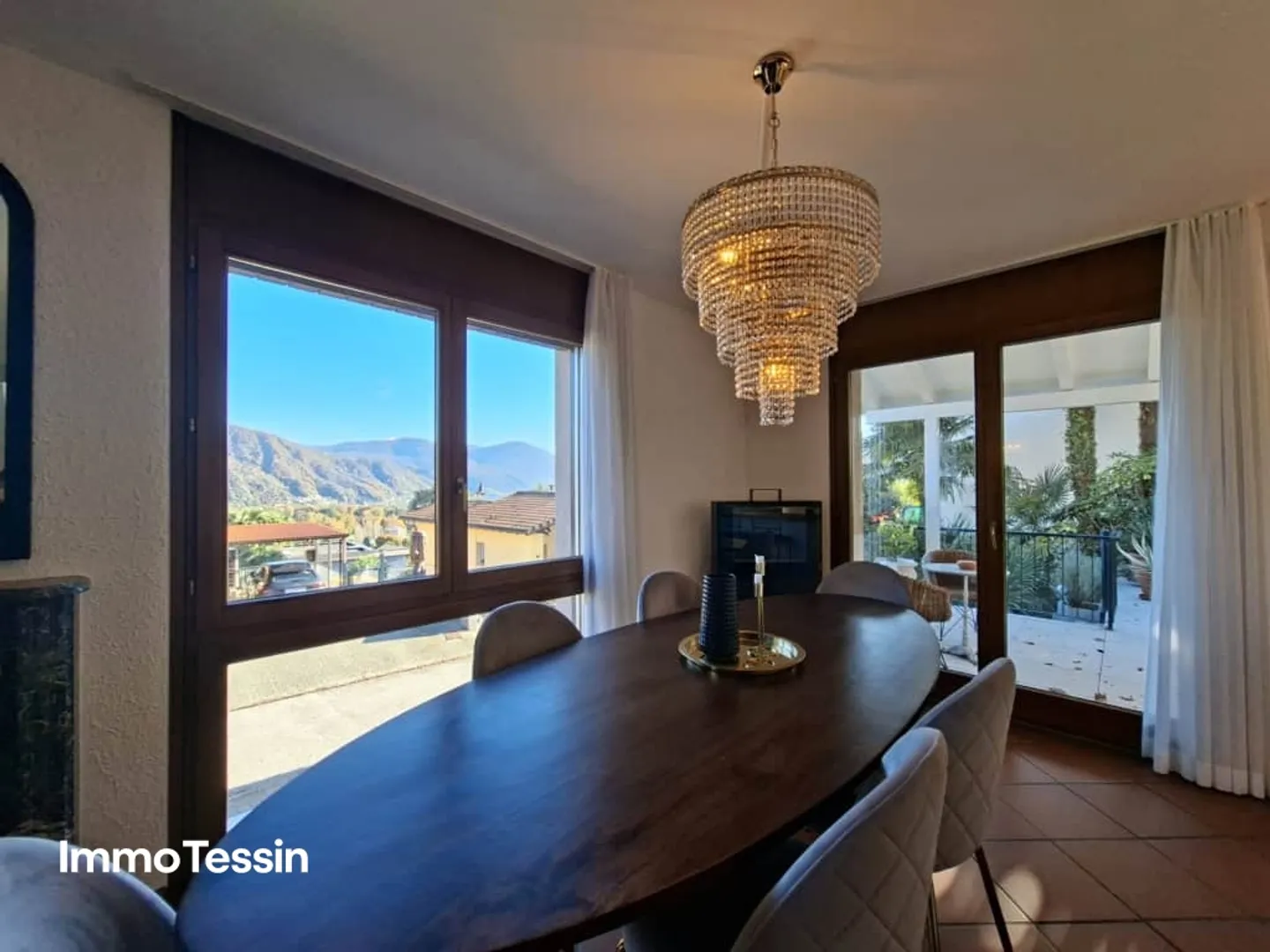 Grosszügige Villa mit traumhafter Seesicht, ruhiger Lage und Nähe zum Golfplatz Lugano-Magliaso - Foto 9 von 13