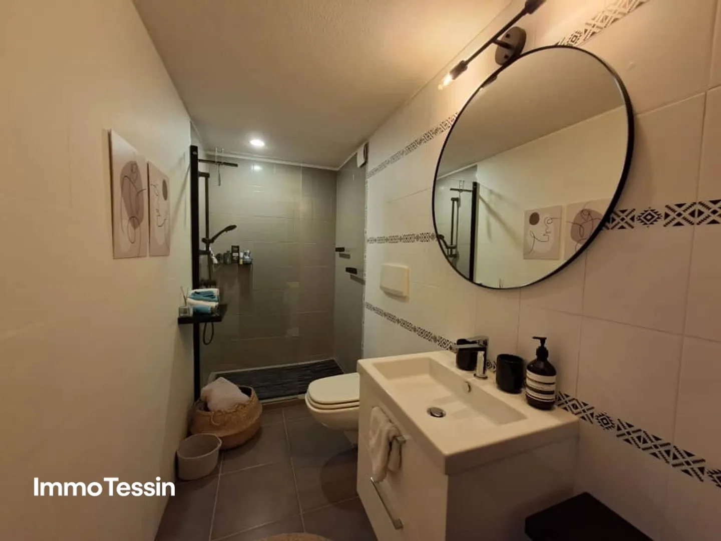 Grosszügige Villa mit traumhafter Seesicht, ruhiger Lage und Nähe zum Golfplatz Lugano-Magliaso - Foto 13 von 13