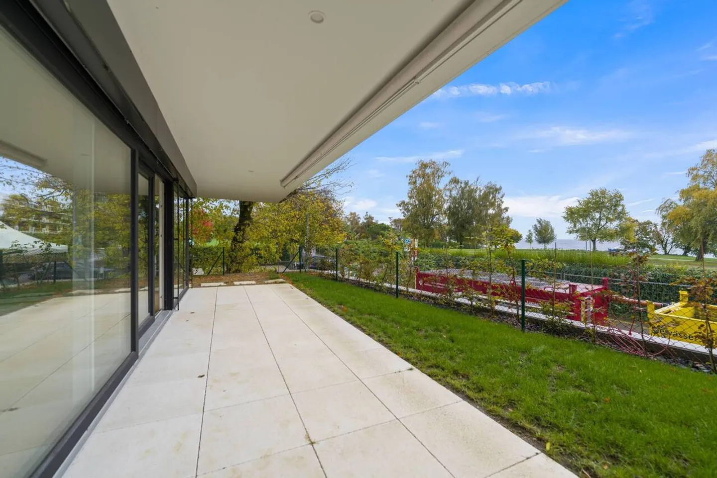 Füße im Wasser! Neue Penthouse-Wohnung mit 5,5 Zimmern und Garten - Foto 4 von 12