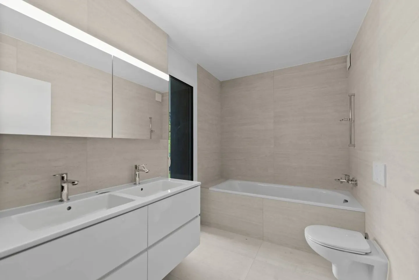 Füße im Wasser! Neue Penthouse-Wohnung mit 5,5 Zimmern und Garten - Foto 9 von 12