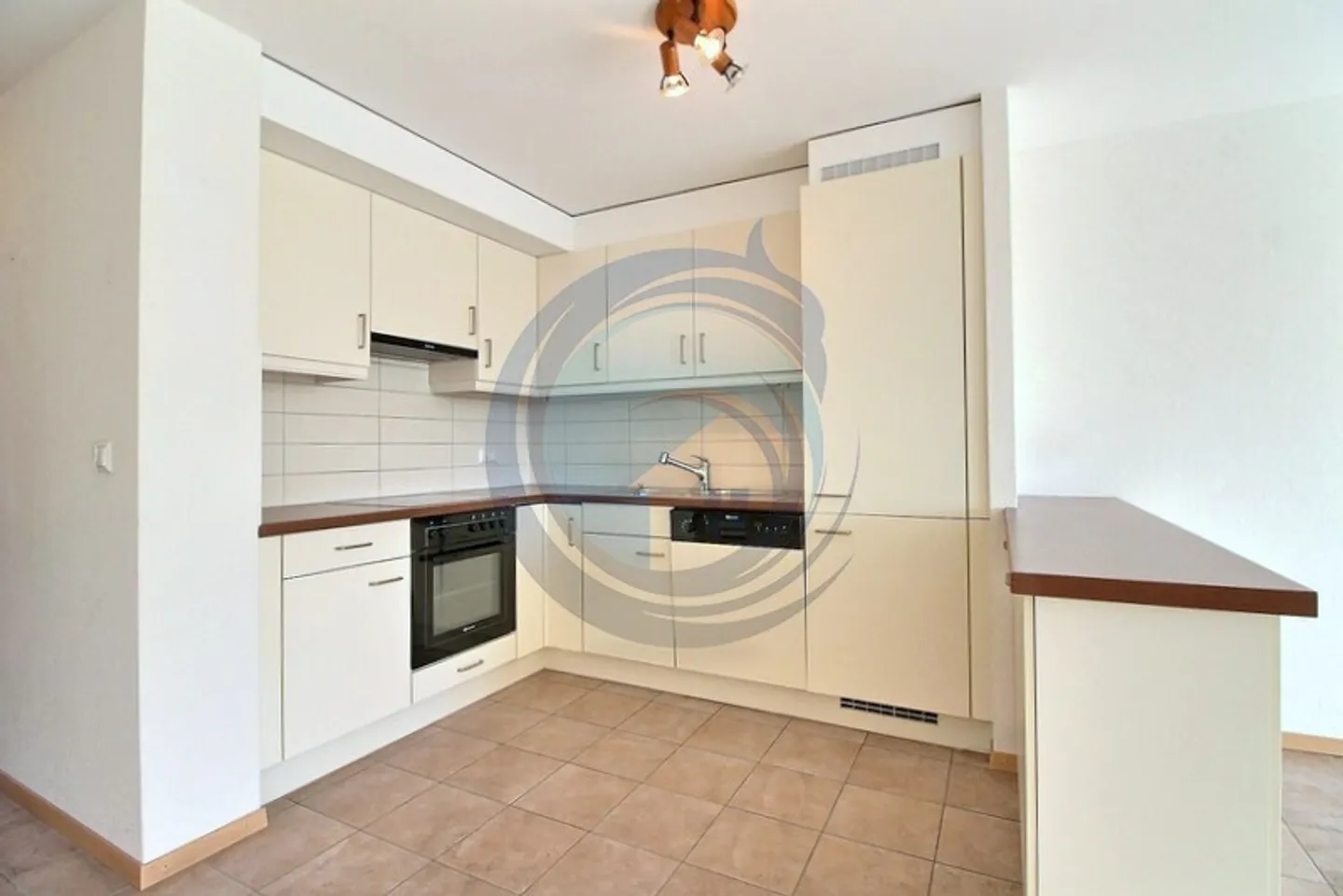 BEL APPARTAMENTO TRAVERSANTE DI 3,5 VANI CON BEL BALCONE - Foto 6 di 11