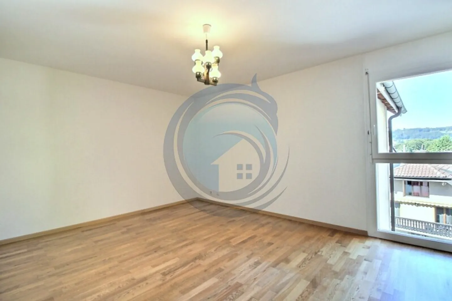 BEL APPARTAMENTO TRAVERSANTE DI 3,5 VANI CON BEL BALCONE - Foto 7 di 11