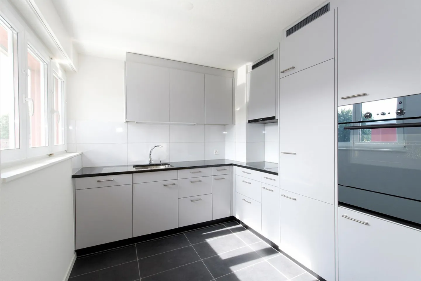 Modern Apartment with Balcony - Photo 4 of 7