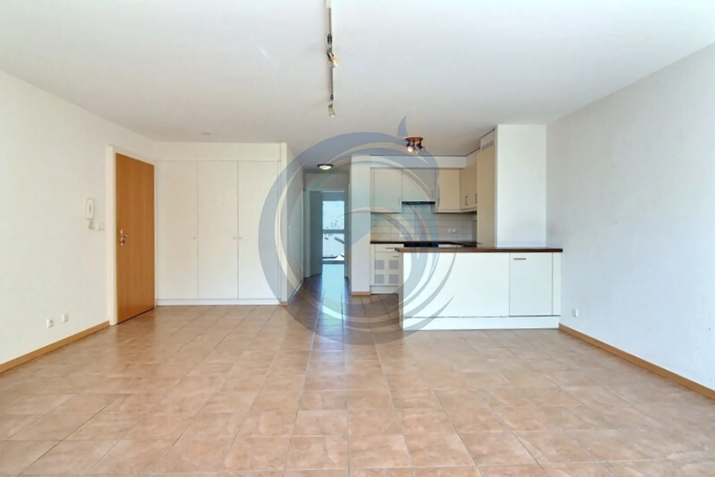 BEL APPARTAMENTO TRAVERSANTE DI 3,5 VANI CON BEL BALCONE - Foto 4 di 11