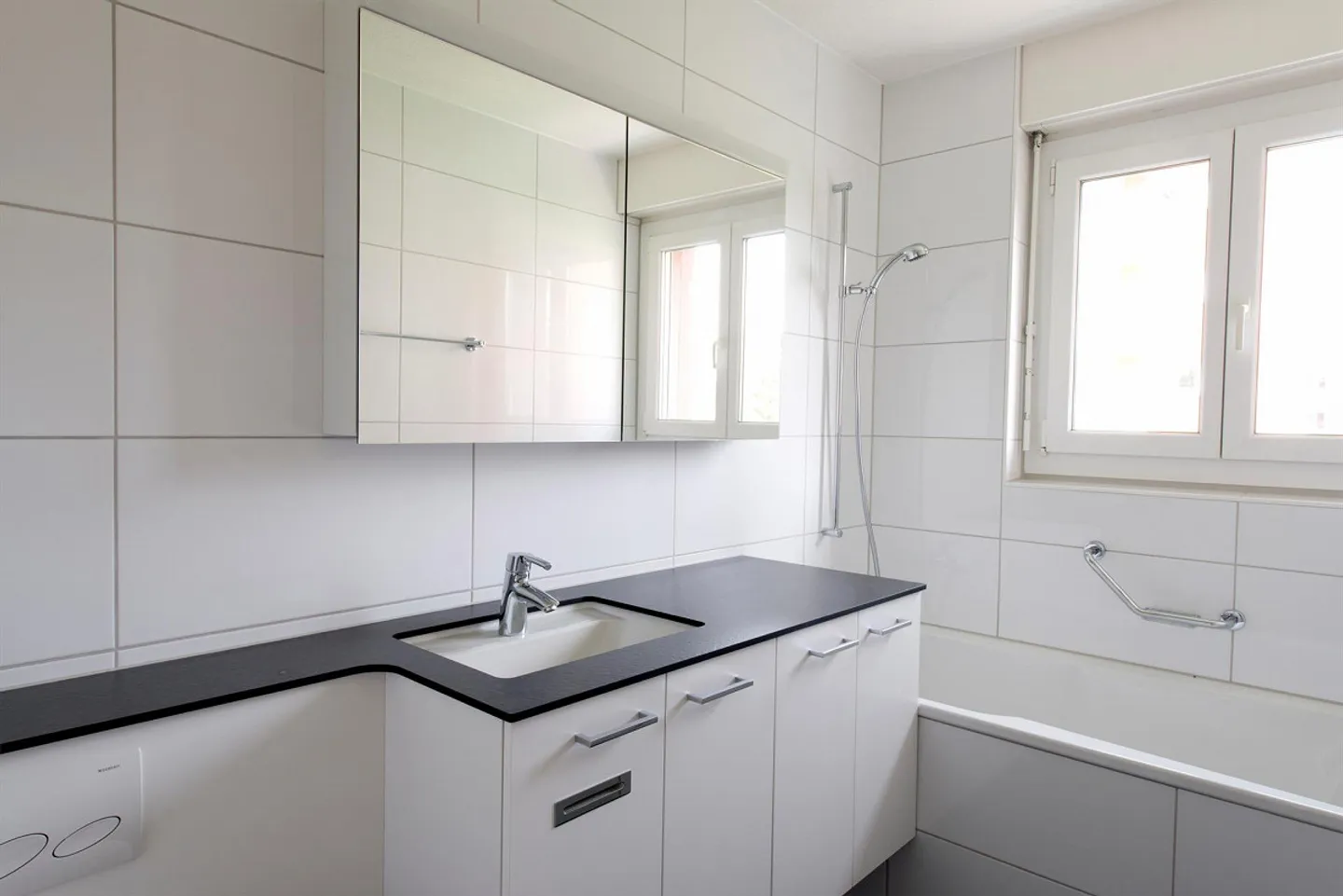 Modern Apartment with Balcony - Photo 6 of 7