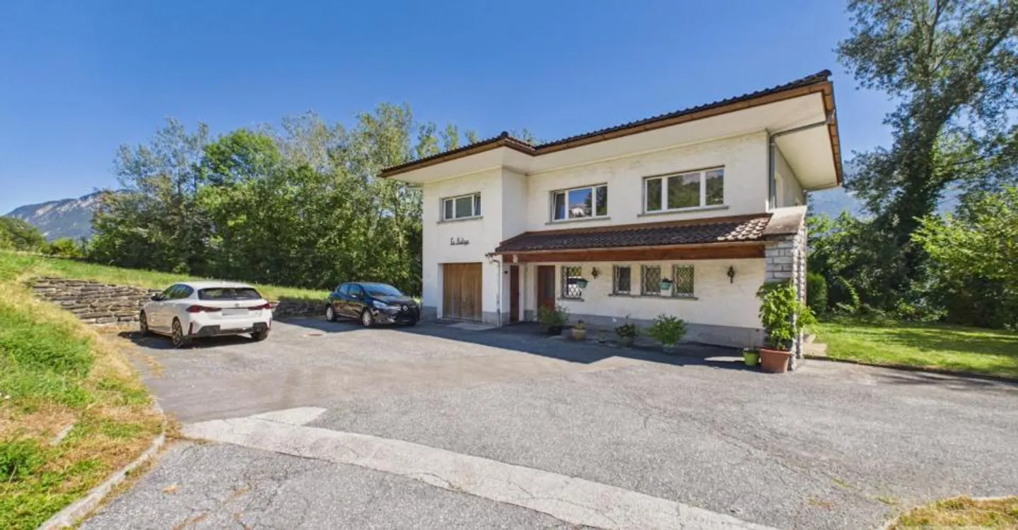Spacious House with Scenic Views - Photo 2 of 12
