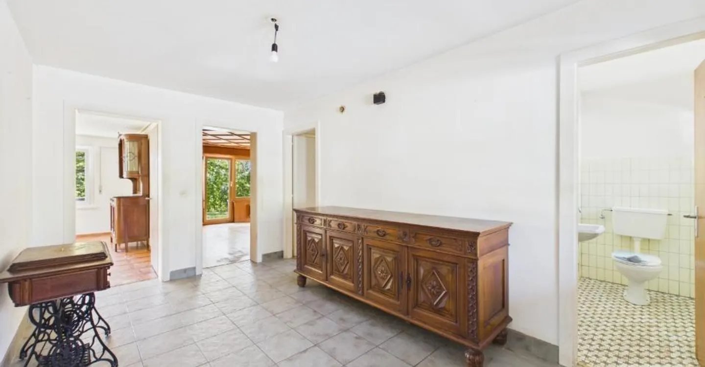 Spacious House with Scenic Views - Photo 4 of 12