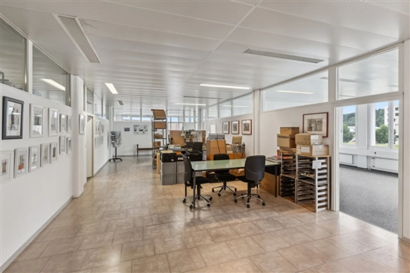 Bright office and commercial space with flexible room layout - Photo 3 of 7