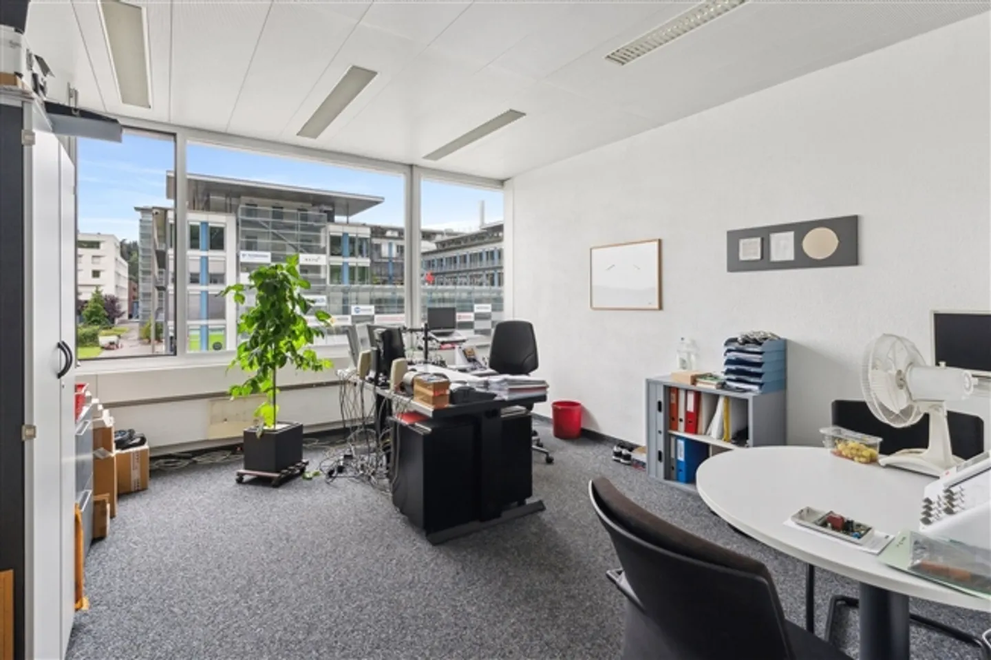 Bright office and commercial space with flexible room layout - Photo 5 of 7