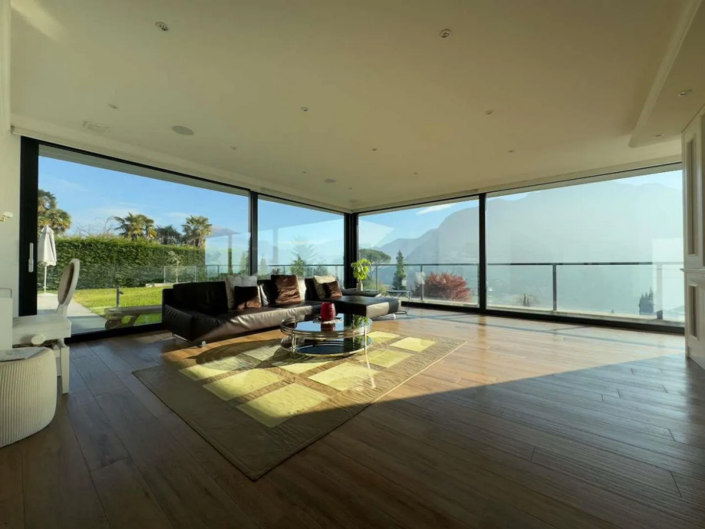 Villa ultramoderna vicino a TASIS - Foto 1 di 13