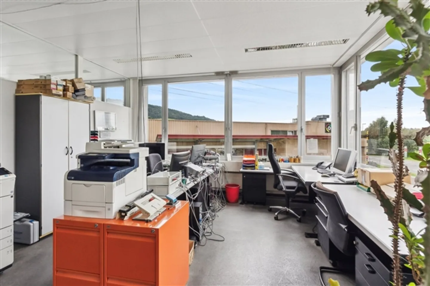 Bright office and commercial space with flexible room layout - Photo 7 of 7