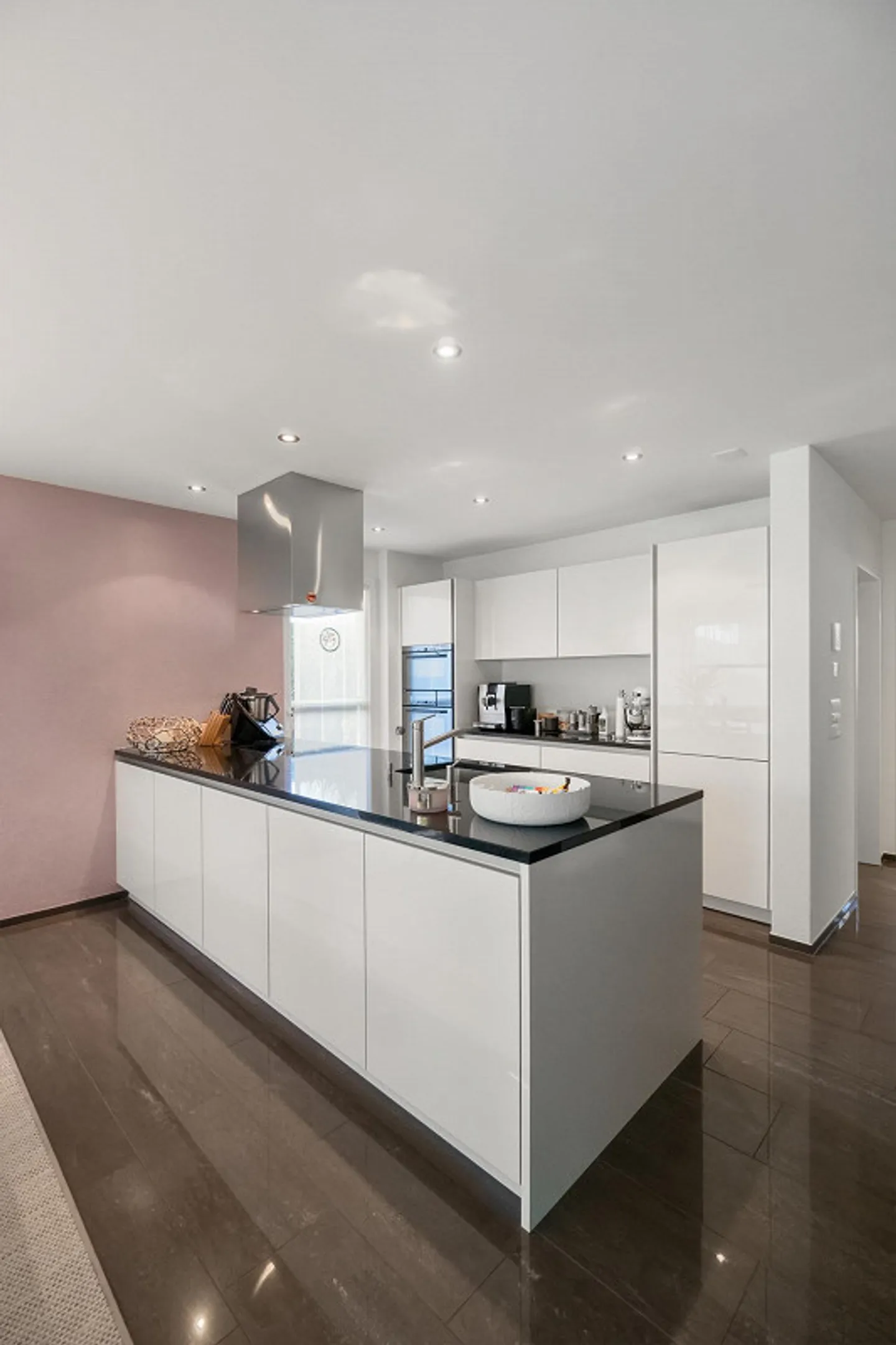 Attractive Ground Floor Apartment with Large Garden (approx. 300 m2) - Photo 4 of 15
