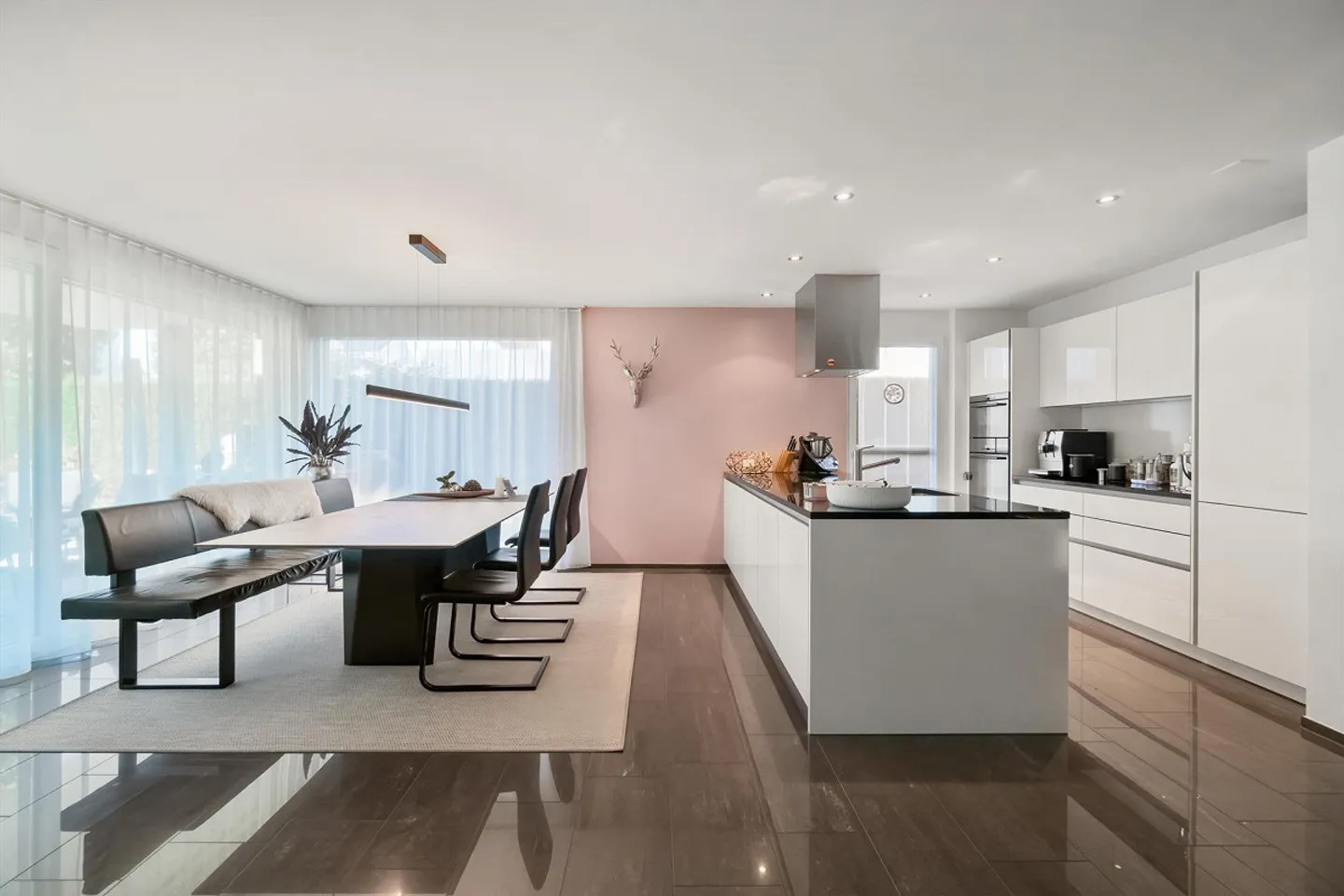 Attractive Ground Floor Apartment with Large Garden (approx. 300 m2) - Photo 2 of 15