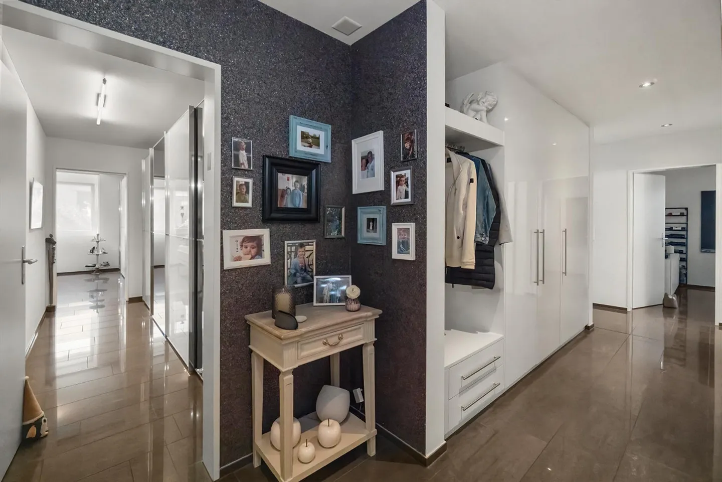 Attractive Ground Floor Apartment with Large Garden (approx. 300 m2) - Photo 5 of 15