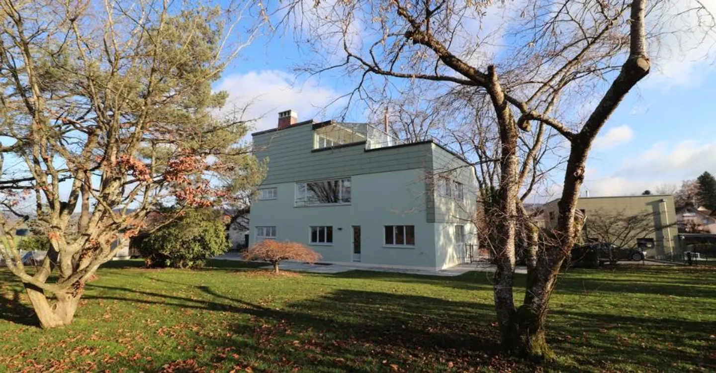 Außergewöhnlich! 9 Minuten von Echallens entfernt, in einer Architektenvilla aus dem Jahr 1930, große hochwertige Wohnung mit 6,5 Zimmern, die 2025 komplett renoviert wurde, großer Garten, sehr ruhige Nachbarschaft. - Foto 4 von 4