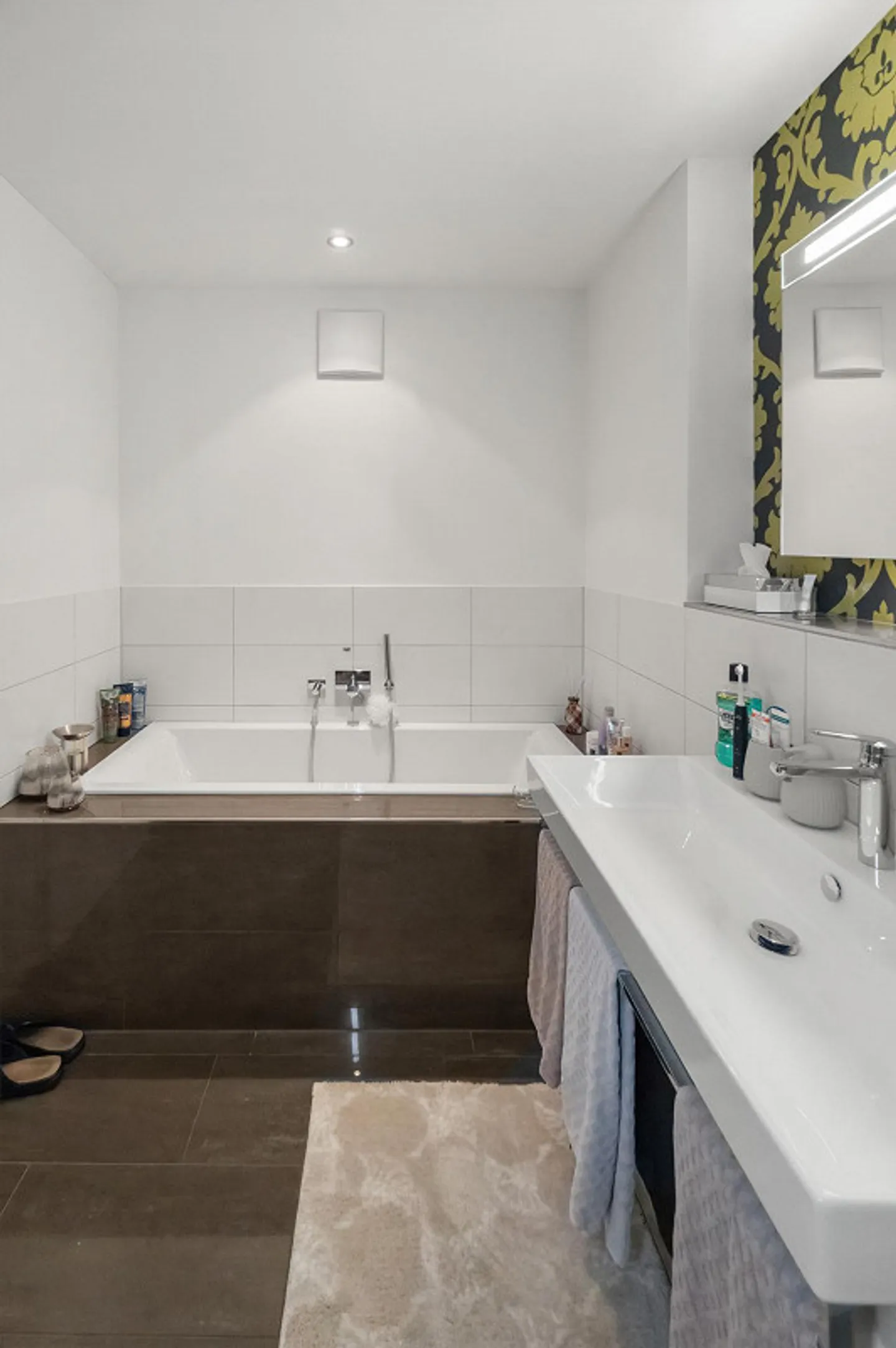 Attractive Ground Floor Apartment with Large Garden (approx. 300 m2) - Photo 11 of 15