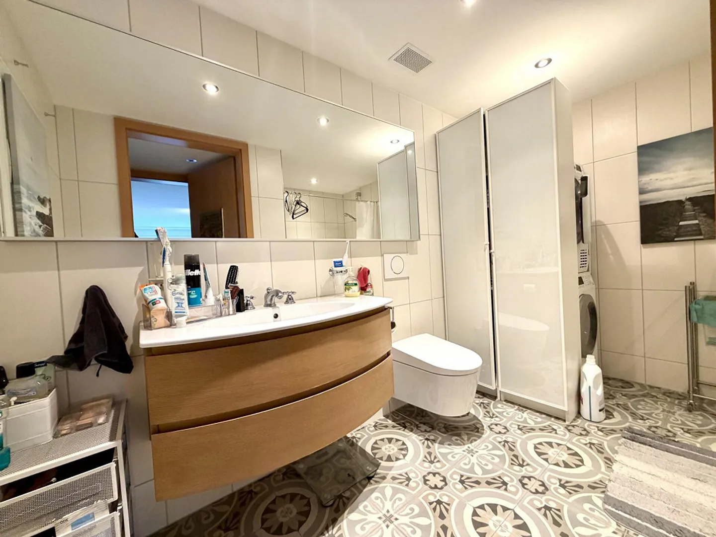 Modern and spacious with garden! - Photo 3 of 6