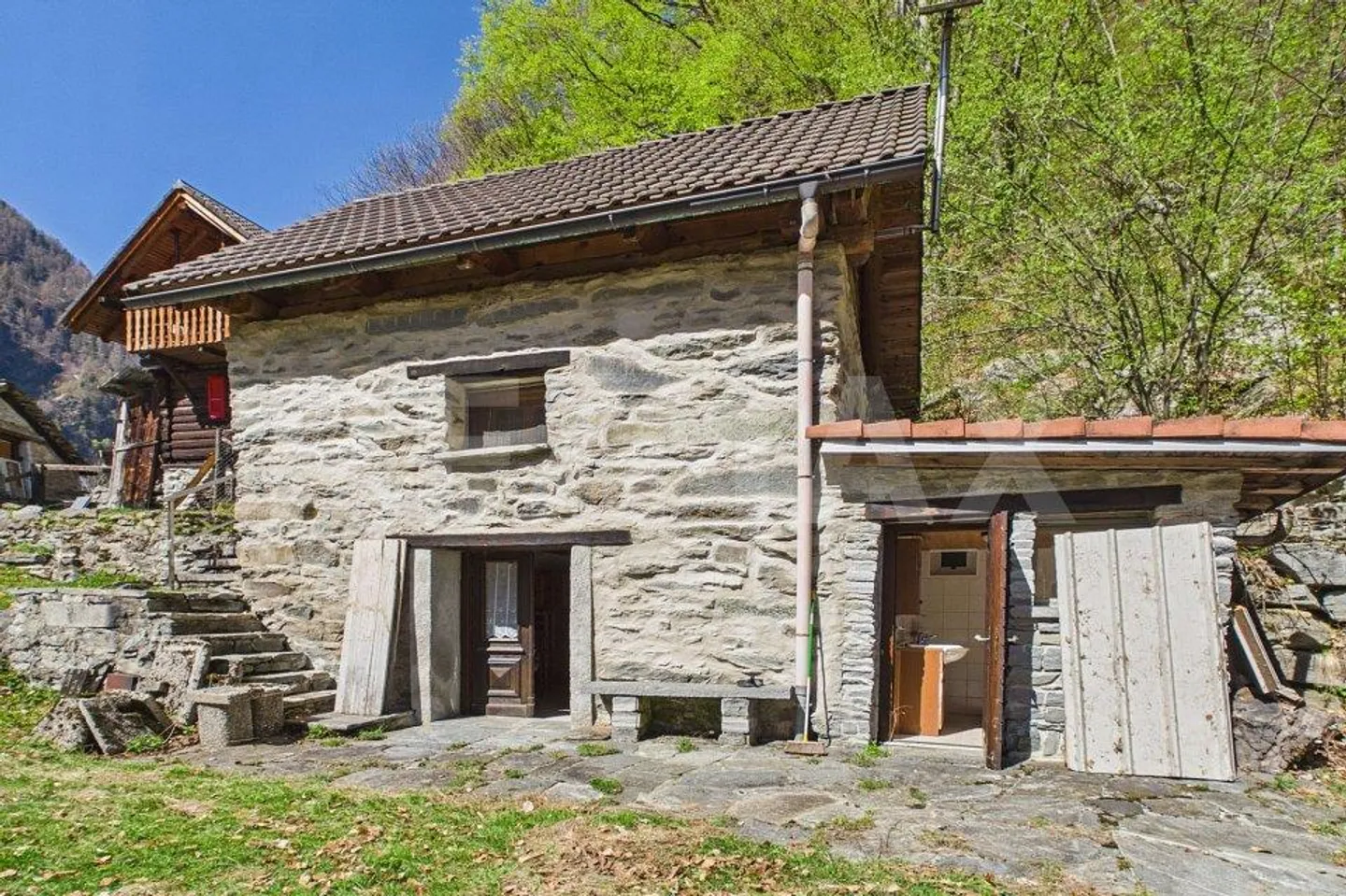 An authentic rustic to live the Maggia Valley - Photo 1 of 13