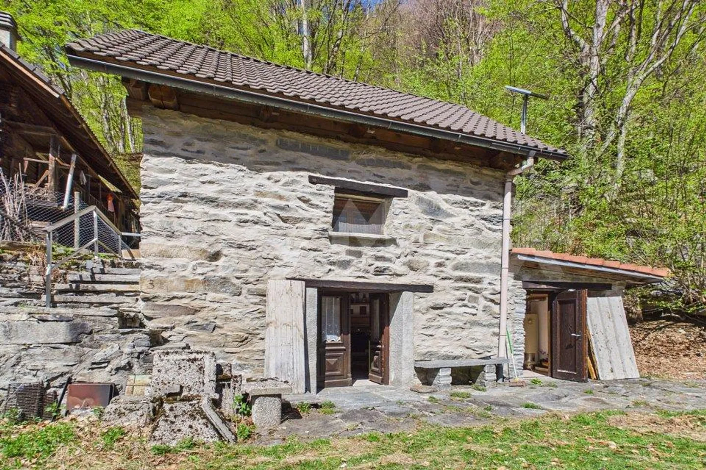 An authentic rustic to live the Maggia Valley - Photo 2 of 13