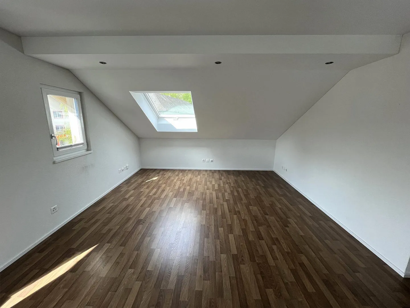 Ampio appartamento mansardato di 3,5 locali - Foto 2 di 14