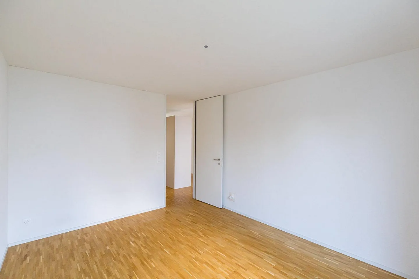 Appartamento moderno e luminoso di 3,5 stanze con area giardino - Foto 3 di 6
