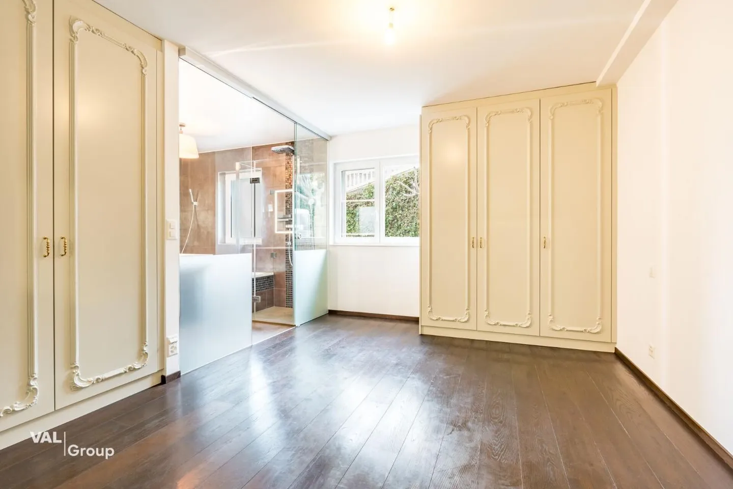 Spacious apartment in a two-unit house - Photo 6 of 13
