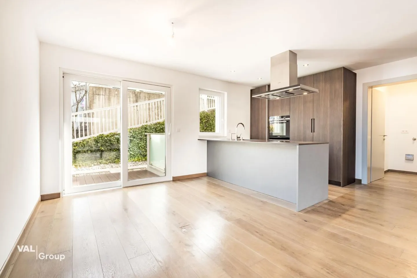 Spacious apartment in a two-unit house - Photo 3 of 13