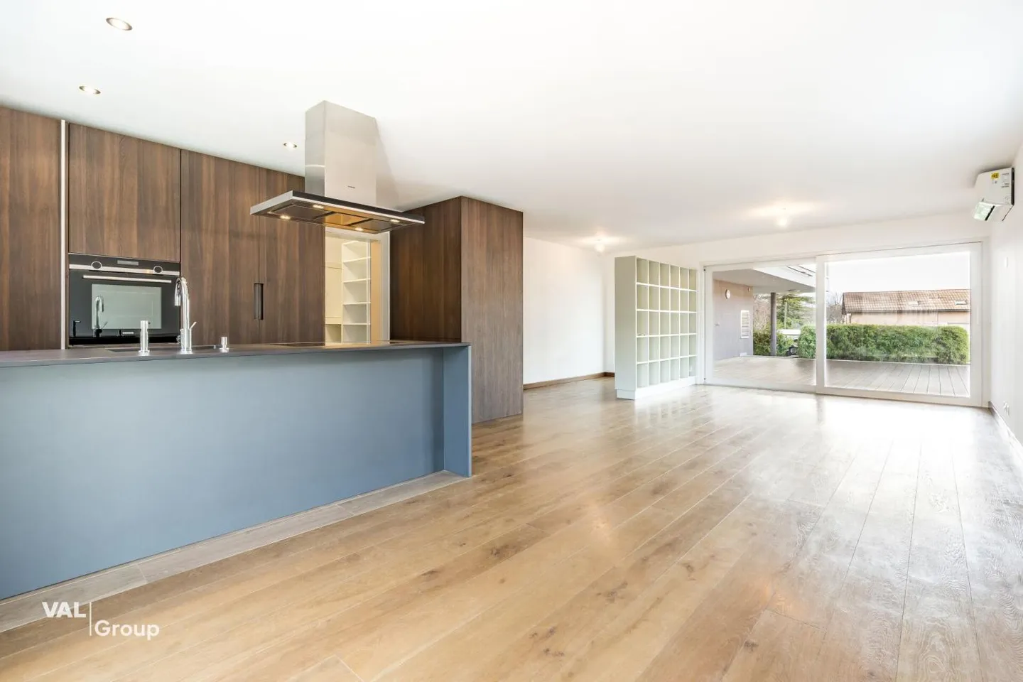 Spacious apartment in a two-unit house - Photo 4 of 13