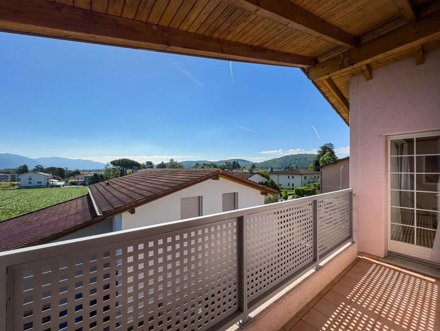 Casa familiare con giardino a Stabio - Foto 10 di 19