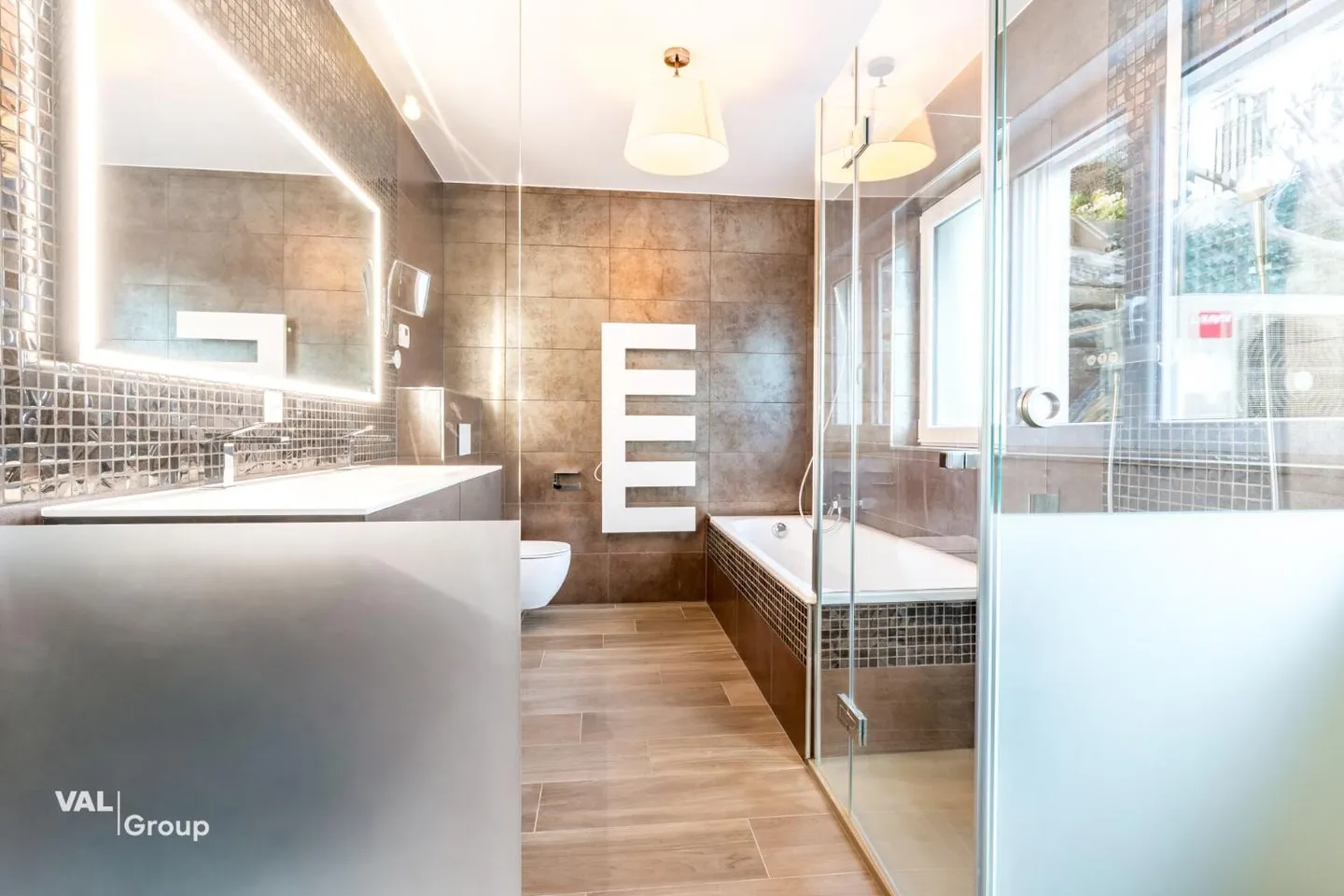 Spacious apartment in a two-unit house - Photo 7 of 13