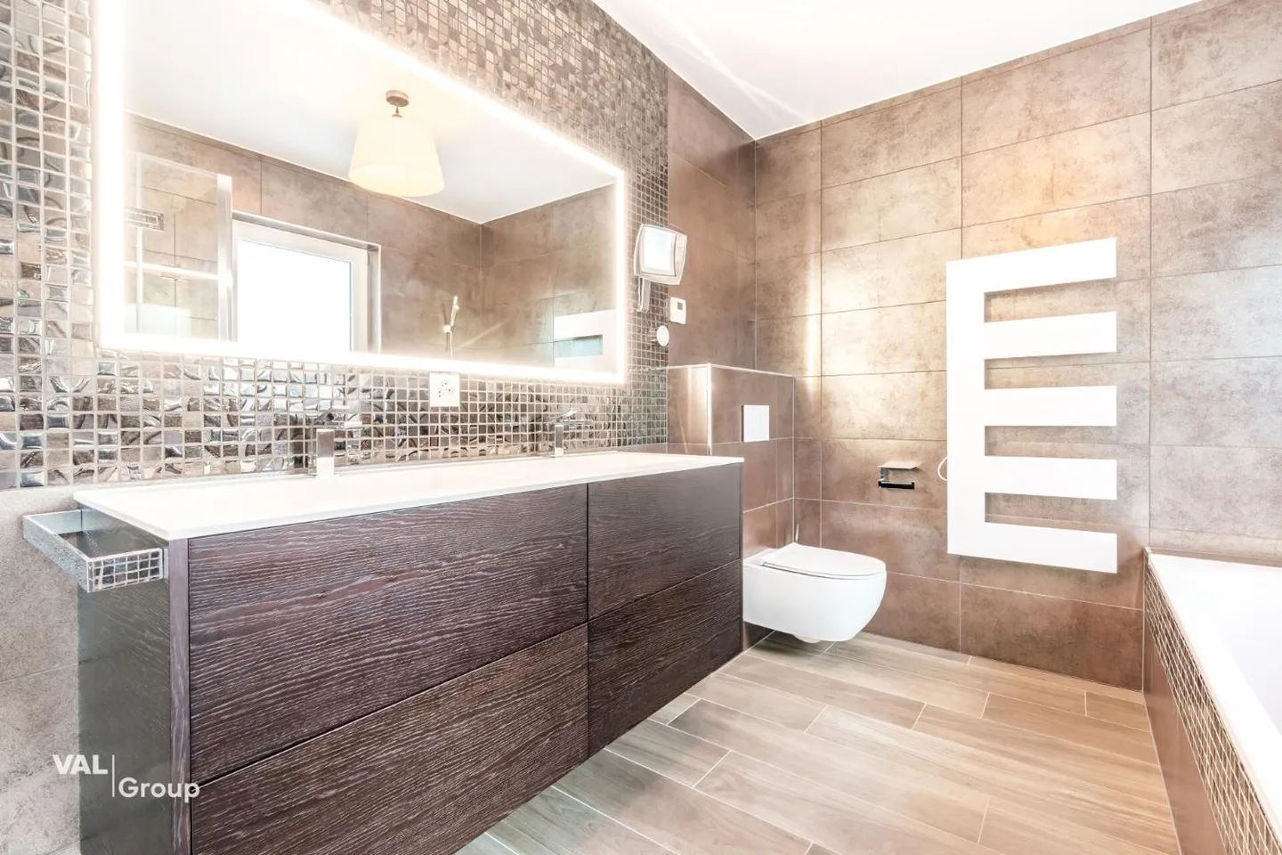 Spacious apartment in a two-unit house - Photo 8 of 13