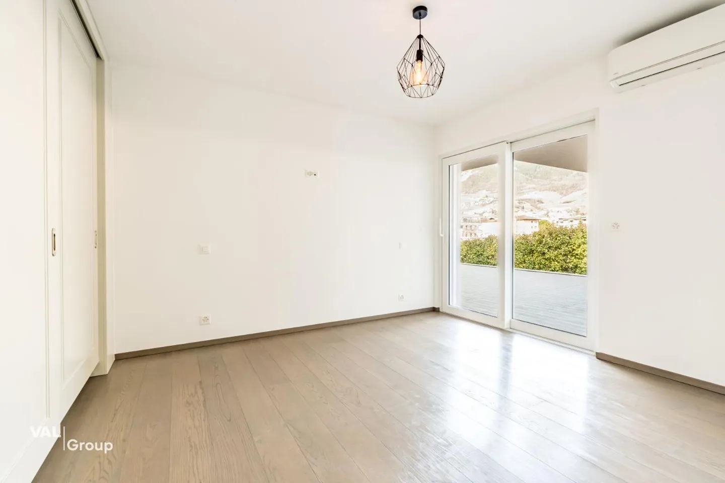 Spacious apartment in a two-unit house - Photo 9 of 13