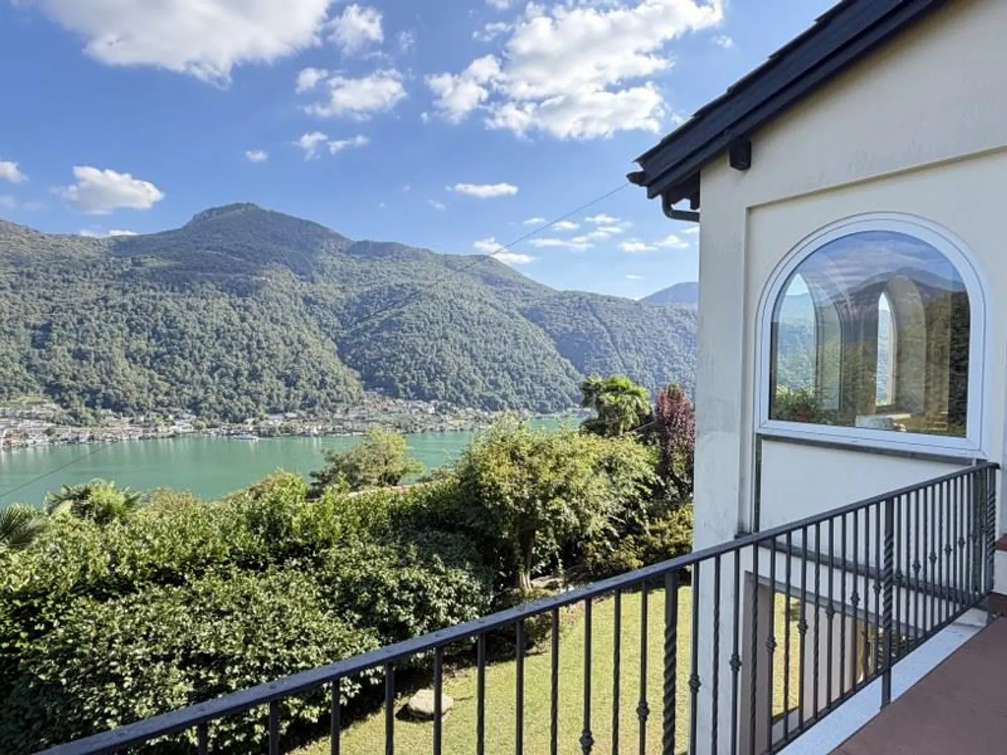 WICHTIGE VILLA UMGEBEN VON EINEM GROSSEN PARK MIT SEEBLICK - Foto 2 von 13