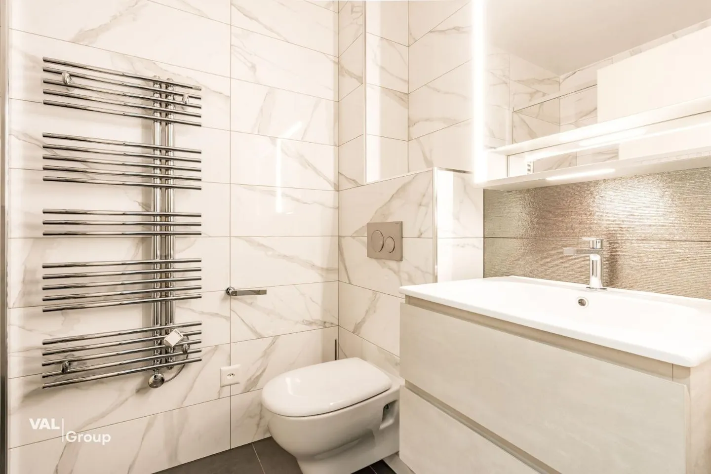 Spacious apartment in a two-unit house - Photo 10 of 13
