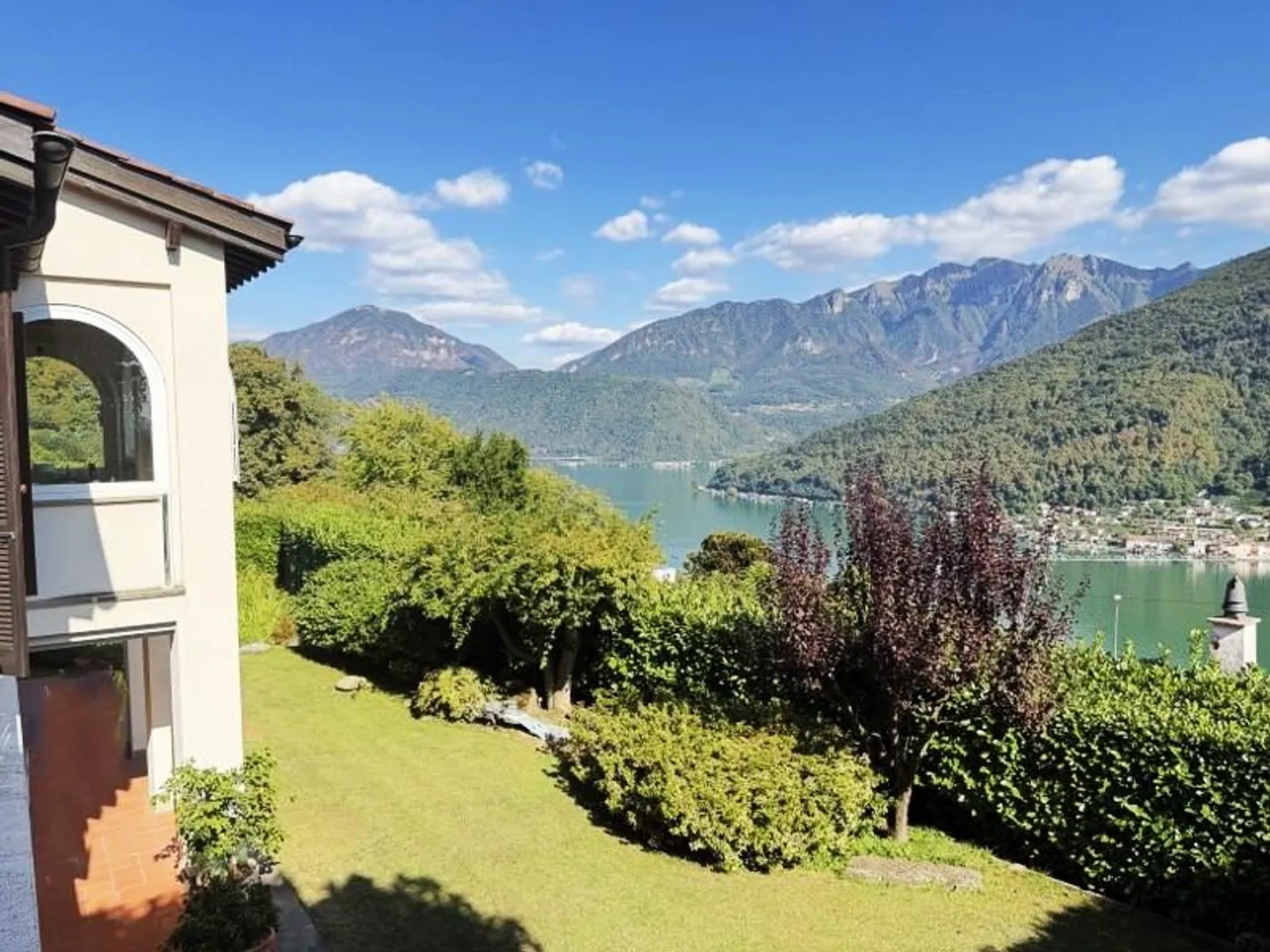 WICHTIGE VILLA UMGEBEN VON EINEM GROSSEN PARK MIT SEEBLICK - Foto 1 von 13