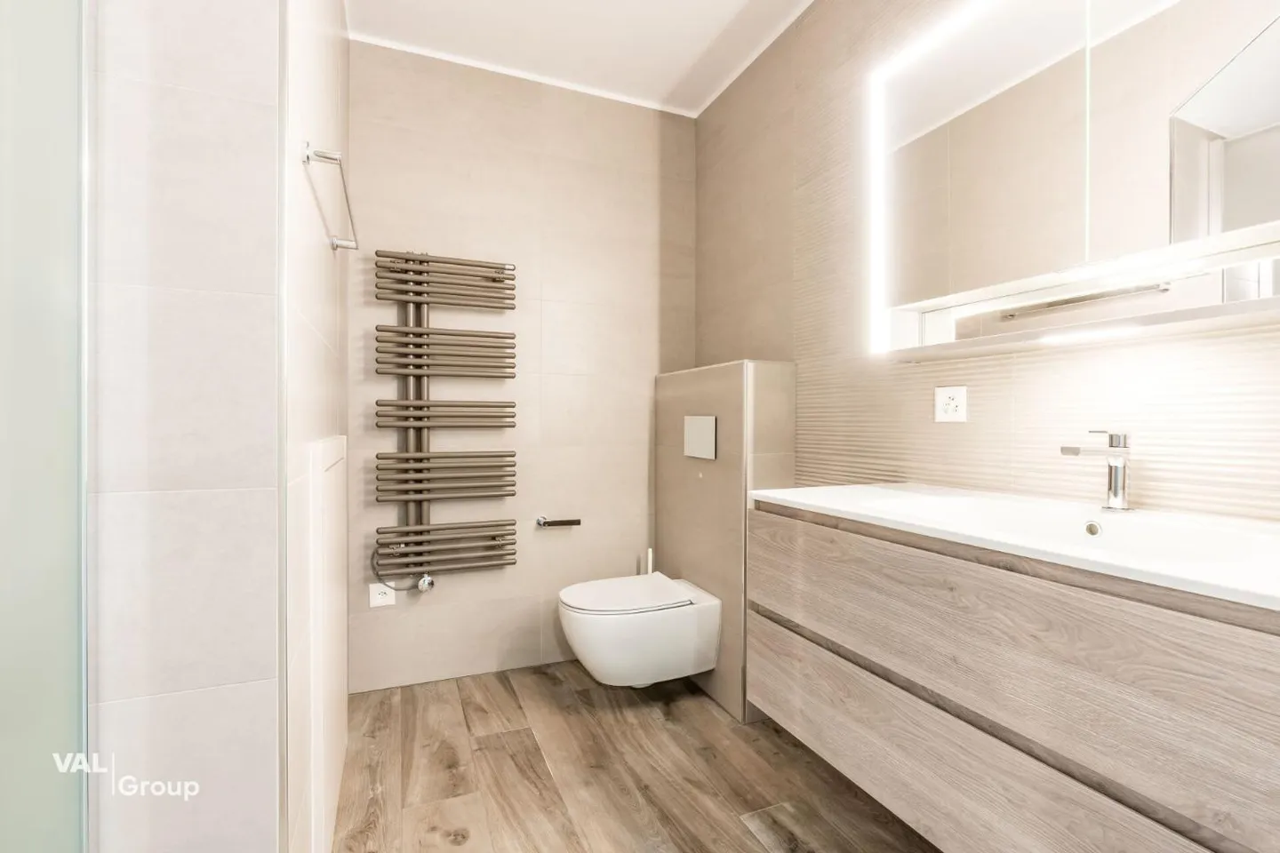 Spacious apartment in a two-unit house - Photo 12 of 13