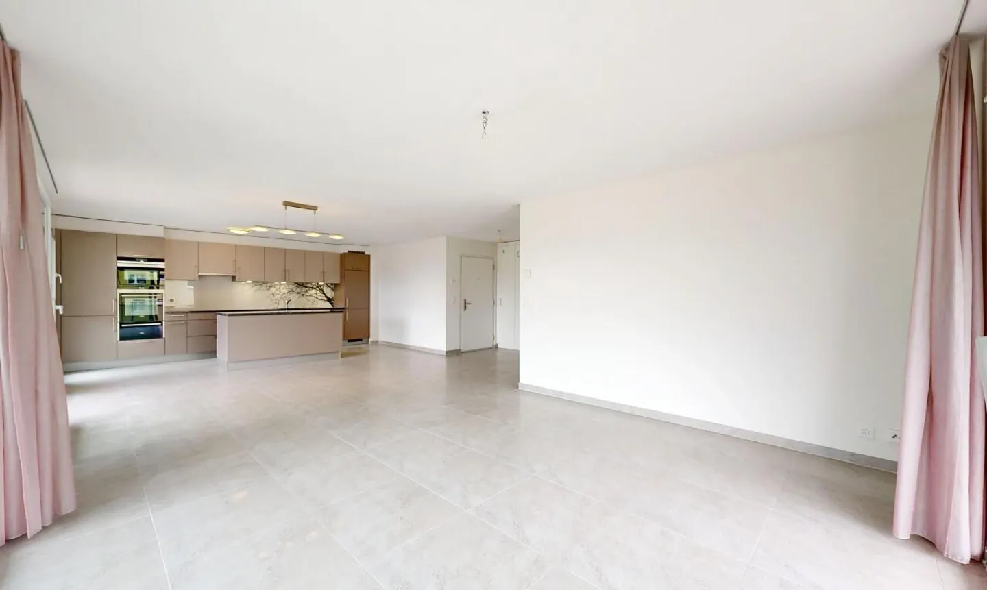 Modern Apartment with Mountain View - Photo 7 of 13