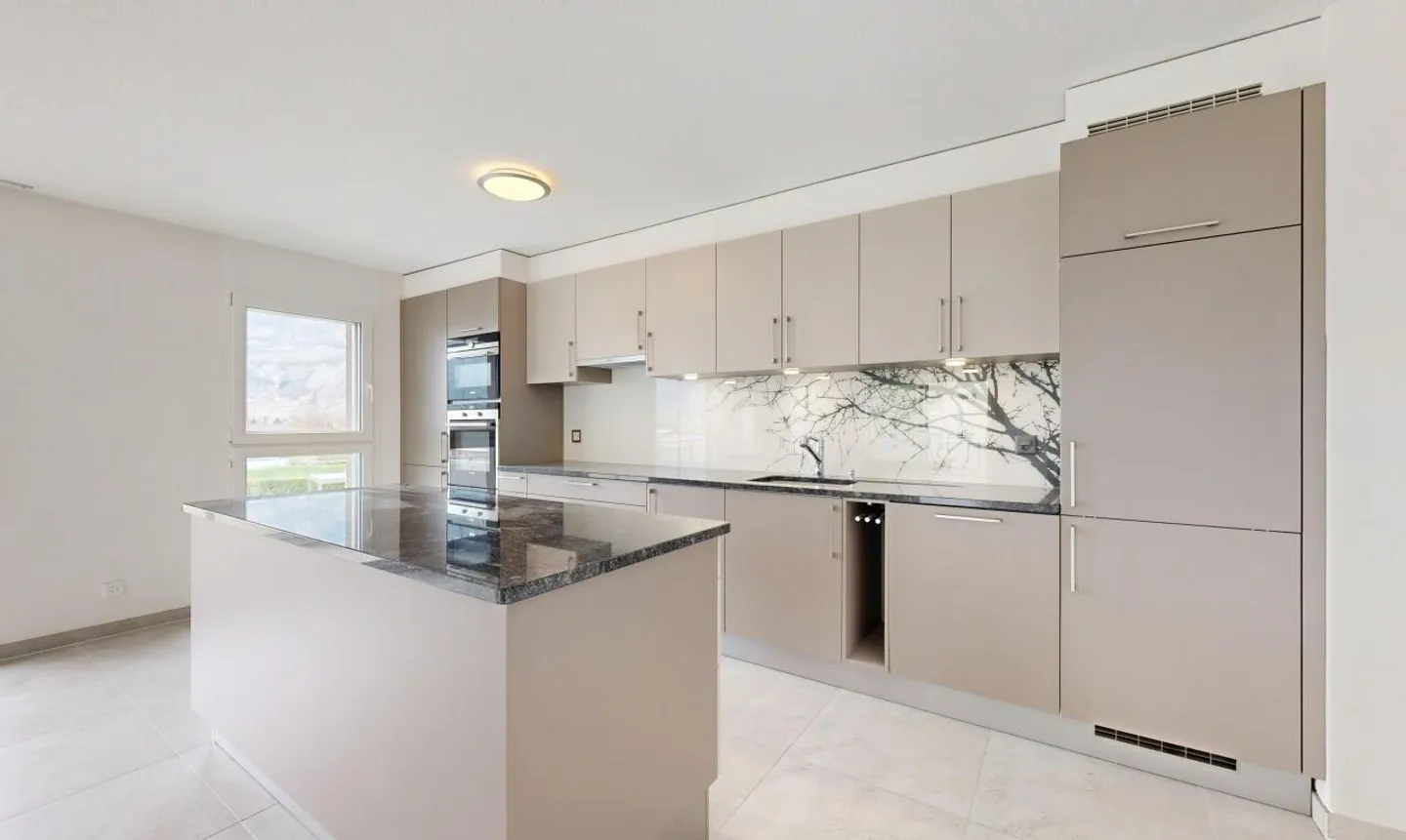 Modern Apartment with Mountain View - Photo 11 of 13