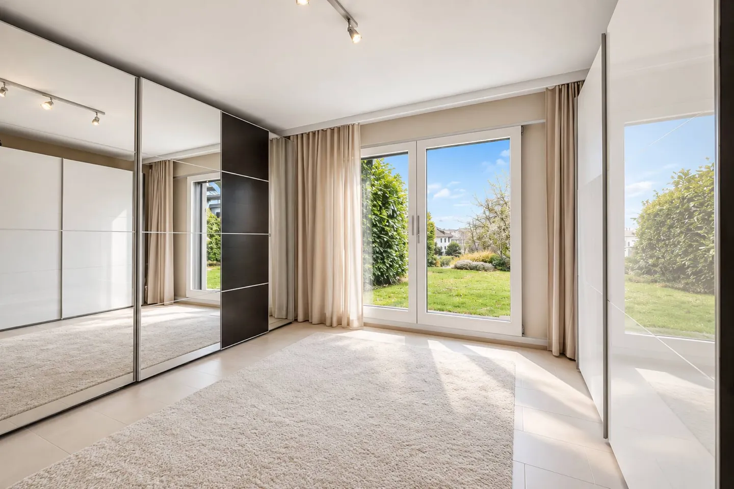 Charming Duplex with Garden - Photo 8 of 11
