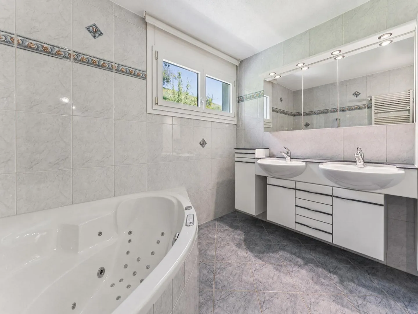 Maison individuelle de 5,5 pièces avec piscine et vue panoramique imprenable - Photo 11 sur 12