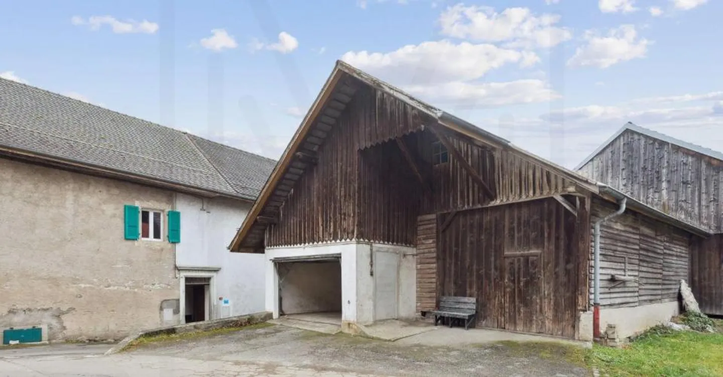 Eigentum, das aus drei vollständig zu renovierenden Gebäuden besteht, die sich über zwei Grundstücke mit insgesamt 534 m² erstrecken und ein erhebliches Umwandlungspotenzial bieten. - Foto 3 von 3