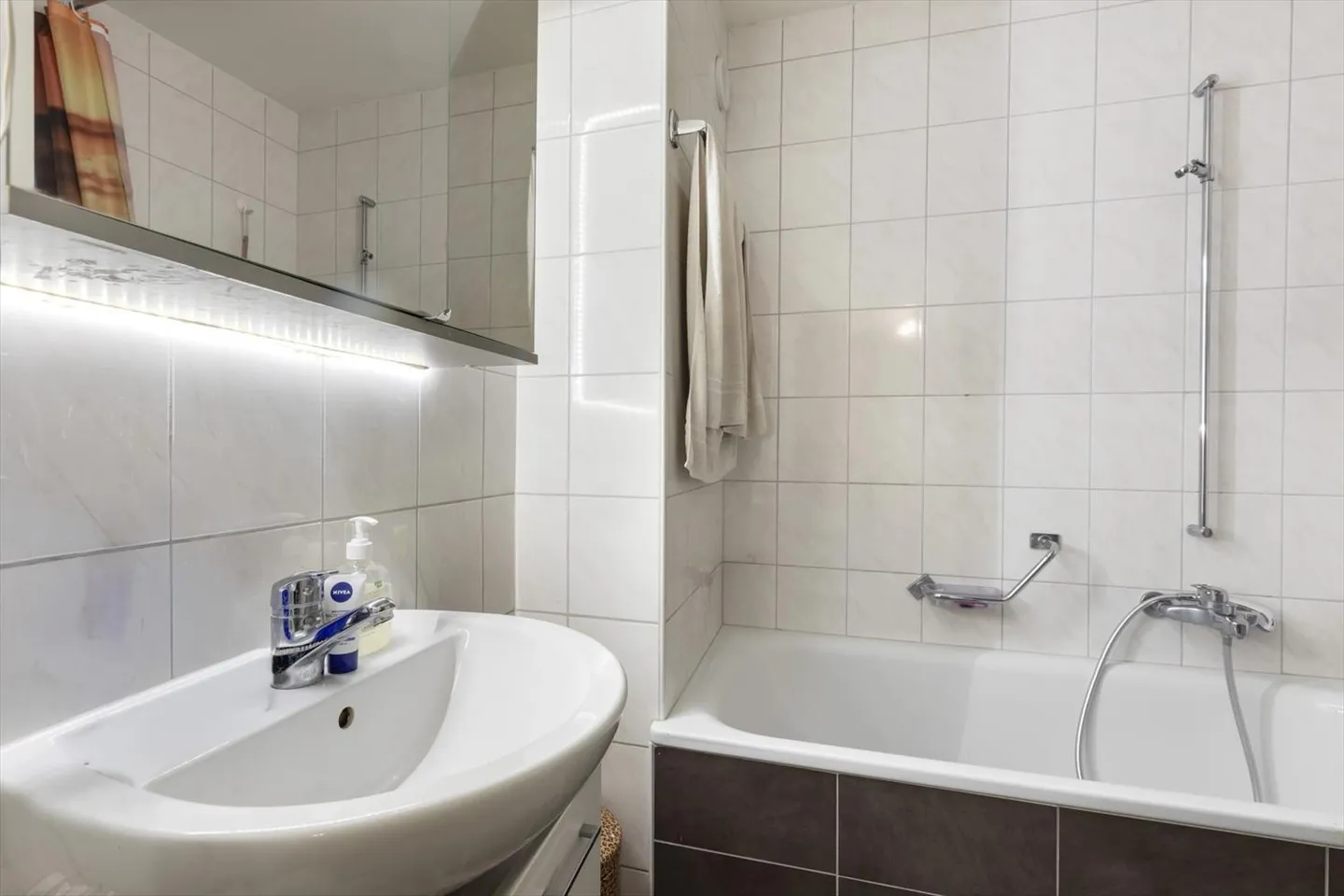 Helle 2,5-Zimmer-Wohnung nur wenige Schritte vom See entfernt - Foto 4 von 6