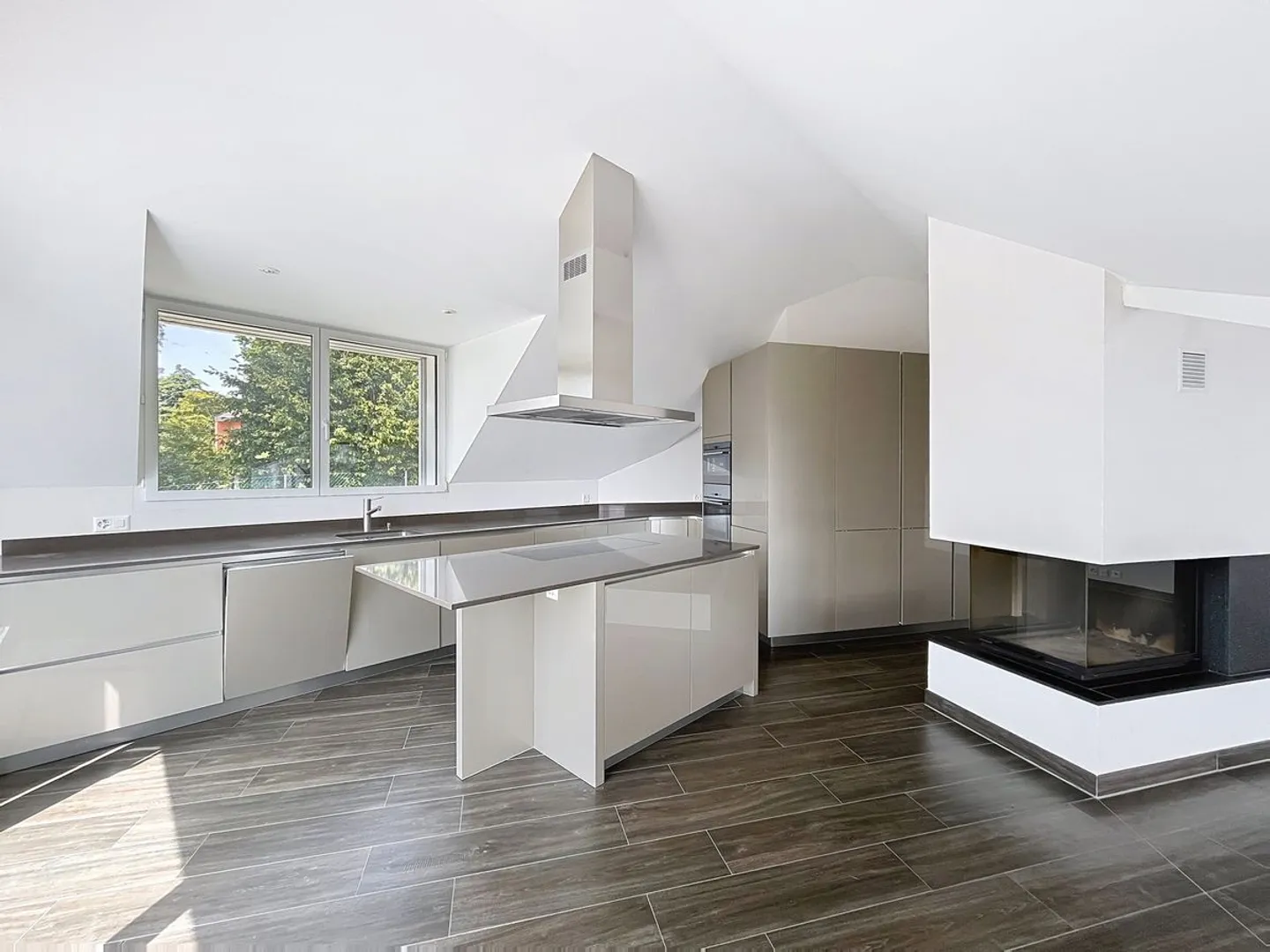 Attico con 4,5 stanze + ufficio, giardino, terrazze - Foto 7 di 13