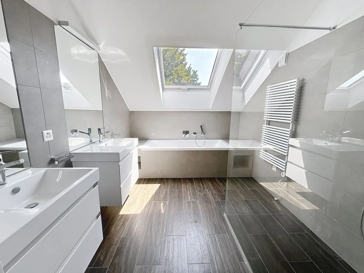 Attico con 4,5 stanze + ufficio, giardino, terrazze - Foto 9 di 13