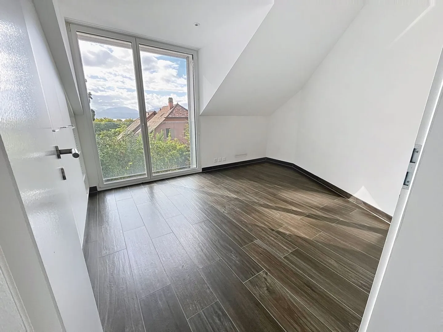 Attico con 4,5 stanze + ufficio, giardino, terrazze - Foto 11 di 13