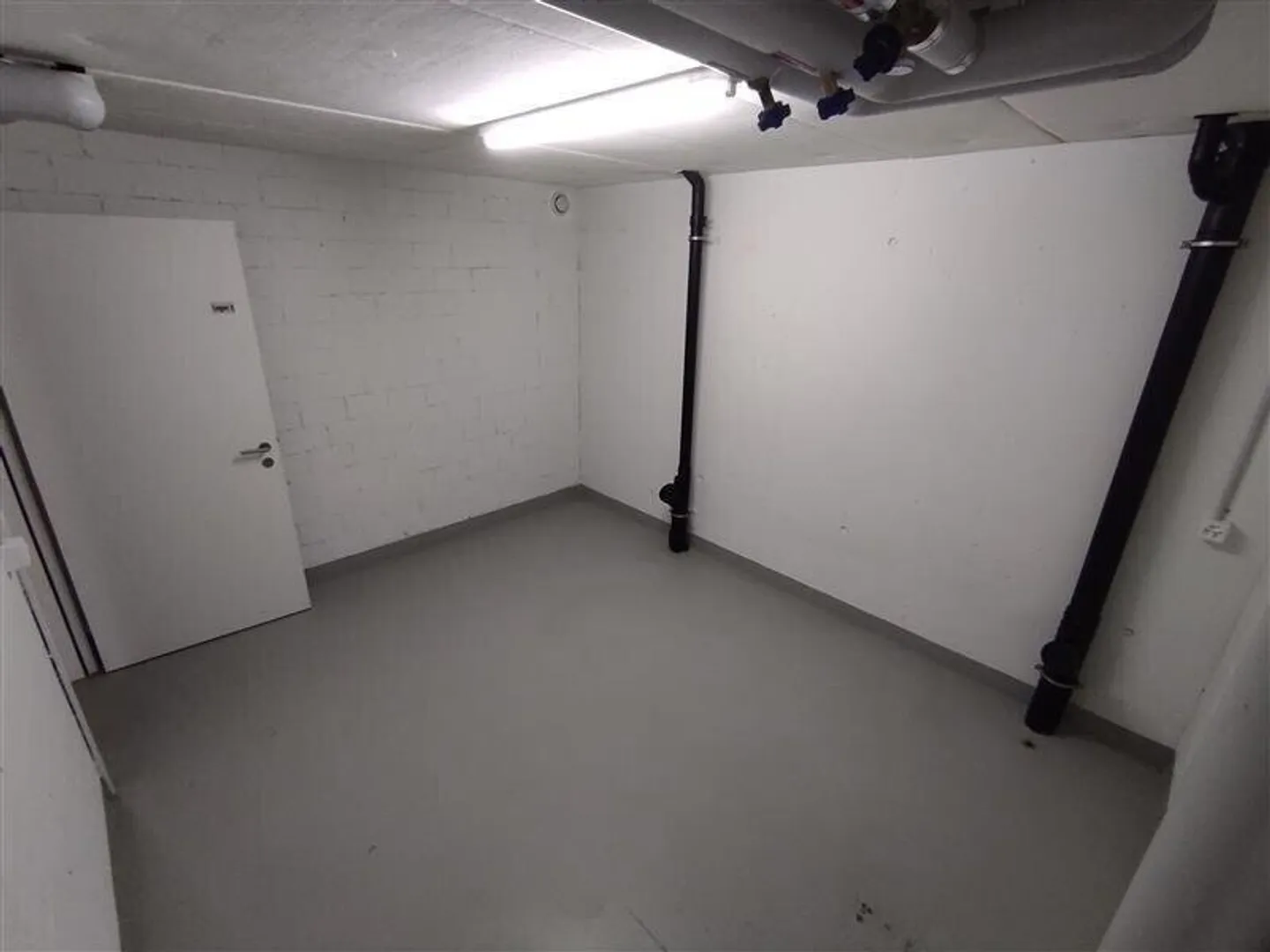 Property for rent - Photo 3 of 3