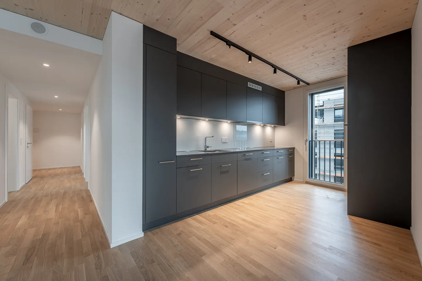 Modern 3.5-Room Apartment - Photo 2 of 8