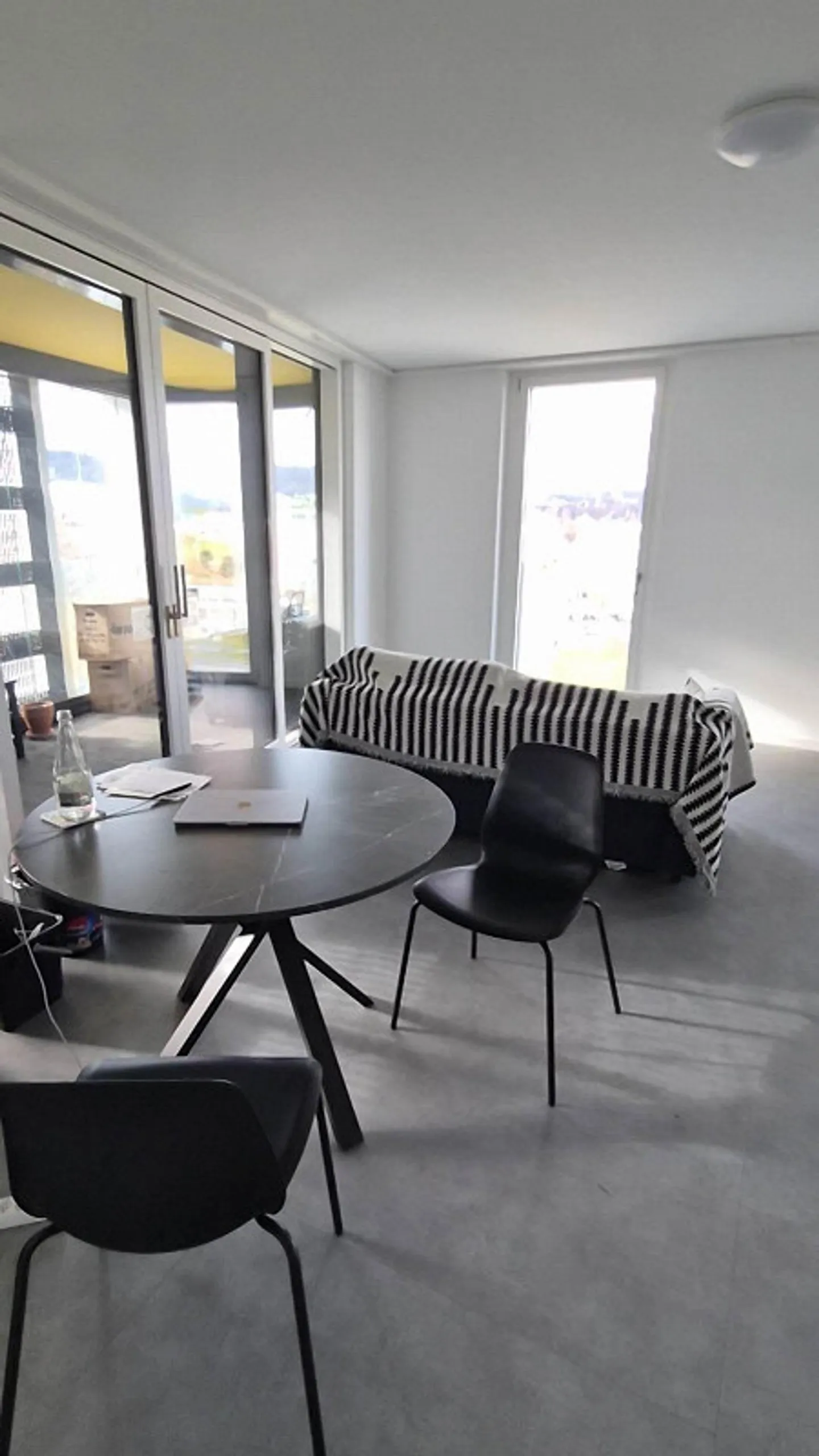 Appartement moderne de 3,5 pièces à Zürich Oerlikon avec balcon - Photo 2 sur 4