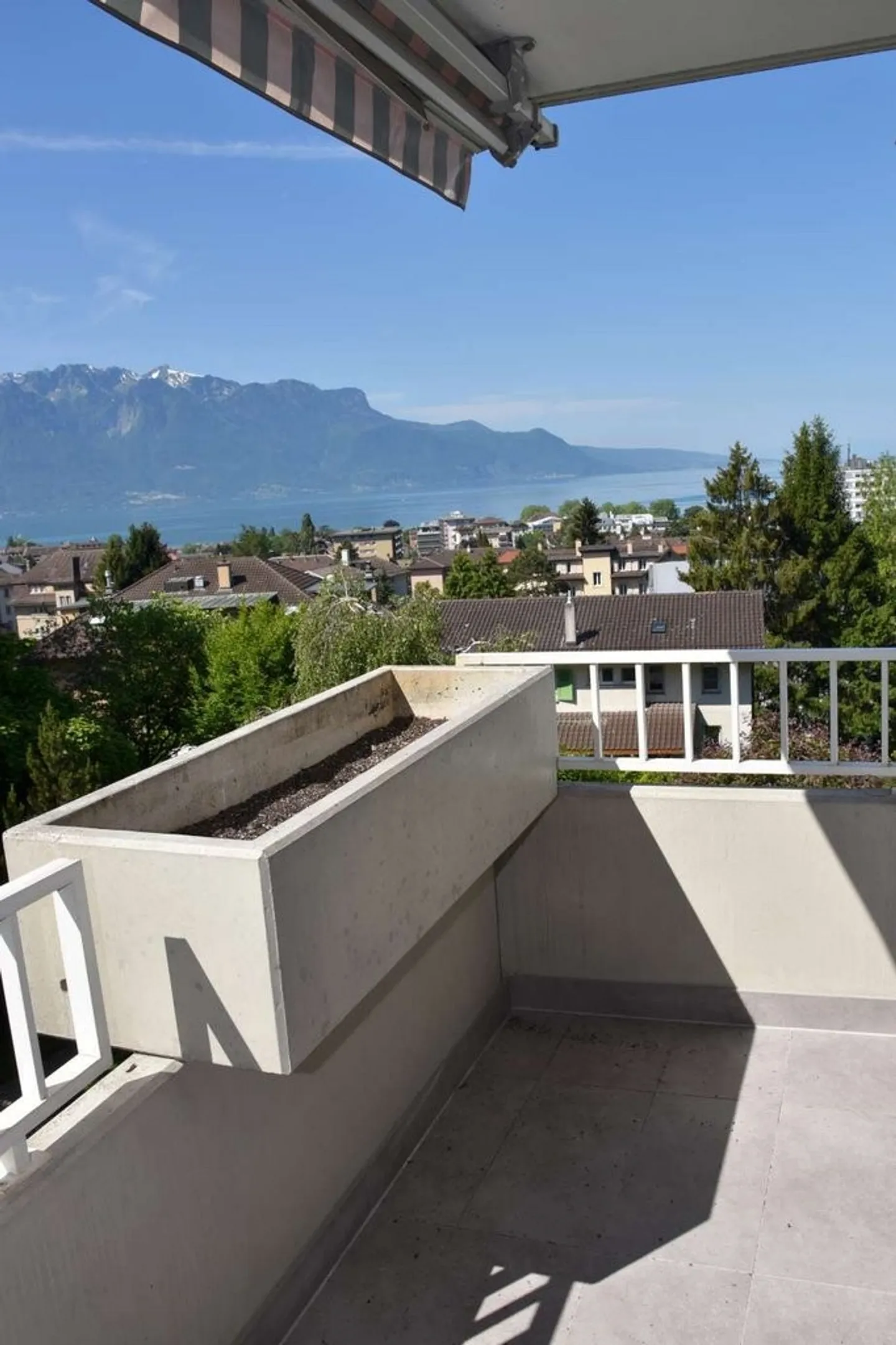 Appartamento spazioso in un quartiere tranquillo e verdeggiante - Foto 4 di 12