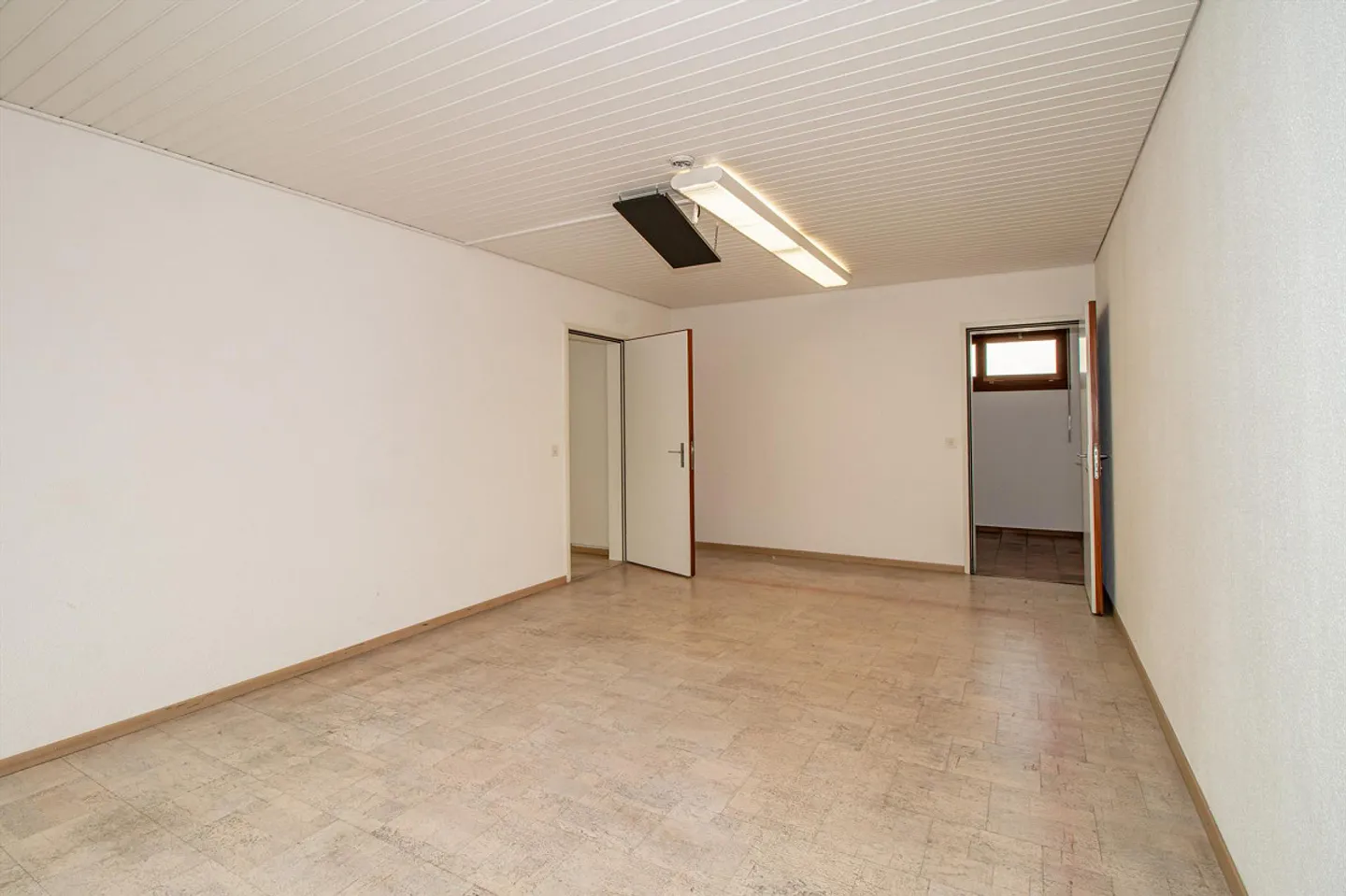 Zentrale Büroräumlichkeiten/Praxisraum im 1. Obergeschoss - Foto 5 von 6